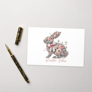 Postal de Pascua «Vibraciones de Pascua»: Conejito floral con flores y lazo. Saludo primaveral o decoración de Pascua. Estilo vintage.
