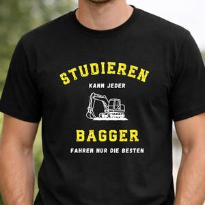 May include: Black t-shirt with yellow text that reads "STUDIEREN KANN JEDER BAGGER FAHREN NUR DIE BESTEN" and a white excavator graphic. The shirt also has a green label that says "100% Baumwolle".