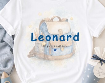 Personalisiertes Schulkind T-Shirt Junge – Watercolor Schulranzen mit Wunschname – Geschenk zur Einschulung – Kinder T-Shirt Schulkind