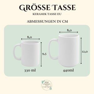 May include: Two white ceramic mugs with handles. The smaller mug is 8.0 cm wide and 9.5 cm high with a 330 ml capacity. The larger mug is 8.0 cm wide and 12.0 cm high with a 440 ml capacity. Text reads GR&Ouml;SSE TASSE, KERAMIK TASSE EU, ABMESSUNGEN IN CM.