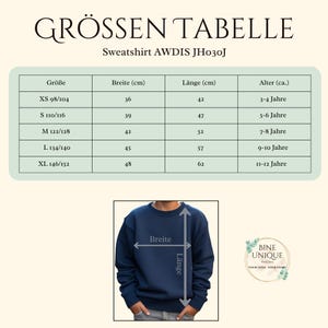 Puede incluir: Una tabla de tallas para la sudadera AWDIS JH030J, con columnas para talla, ancho en cm, largo en cm y edad. Debajo, una sudadera azul marino muestra flechas que indican d&oacute;nde se toman las medidas de ancho y largo del producto.