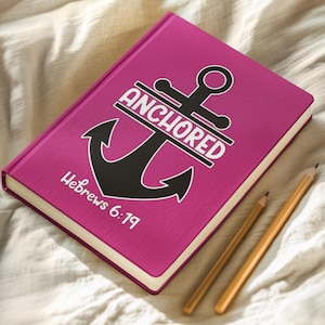 Diario Cristiano Rosa Anchored – Cuaderno de Tapa Dura – Versículo Bíblico de Hebreos 6:19 – Regalo de Fe Inspiradora para Reflexionar, Tomar Notas u Orar