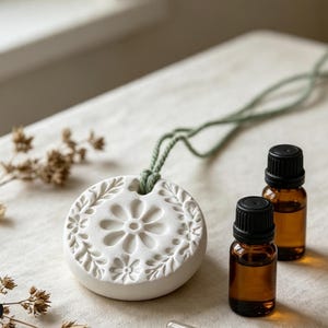 Botanical Wreath Clay Diffuser — Floral Essential Oil Charm, Elegant Nature Gift