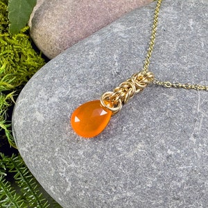 Signature Deirdre Collar de oro de 14 quilates relleno de cornalina naranja facetado Chainmaille Nudo Natural Gemstone Lágrima Vibrante