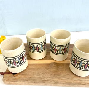 Set van 4 vintage handbeschilderde keramische kopjes uit Nabeul, Tunesië | Noord-Afrikaans aardewerk | Ambachtelijk steengoed, jaren 70