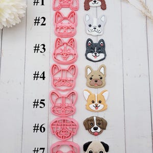 Puede incluir: Un conjunto de siete cortadores de galletas con forma de perro y galletas decoradas a juego. Los cortadores de plástico rosa están numerados del 1 al 7. Las galletas presentan varias razas, incluyendo un Cavalier King Charles Spaniel, un Bulldog Francés y un Pug.