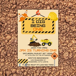Peut inclure: Invitation à une fête d'anniversaire sur le thème de la construction avec une pelleteuse et un camion à benne jaunes. L'invitation indique "I Dig Being One" et "Jax is Turning One". La fête a lieu le 30 août 2025 à 15h00. L'adresse est Smith's Residence, 123 Anywhere St., Anywhere, City 12345. Le numéro de téléphone pour RSVP est (123) 456-7890.