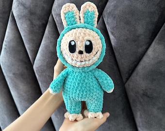 WZÓR SZYDEŁKOWY „Uśmiechnięty króliczek”. Angielski wzór PDF. Pluszowy labubu. Zabawka amigurumi. Labubu szydełkowy. Pluszowa zabawka