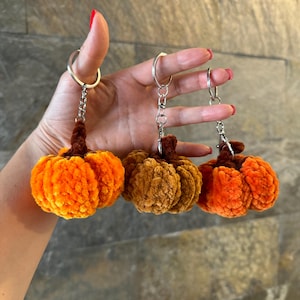 Häkelanleitung „Kürbis“ (ohne Nähen). Englische PDF-Anleitung. Kürbis-Schlüsselanhänger. Amigurumi-Kürbis. Gehäkelter Plüschkürbis. Bild 7