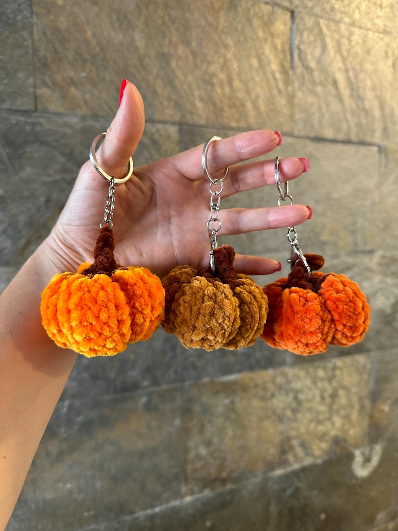 Häkelanleitung „Kürbis“ (ohne Nähen). Englische PDF-Anleitung. Kürbis-Schlüsselanhänger. Amigurumi-Kürbis. Gehäkelter Plüschkürbis. Bild 7