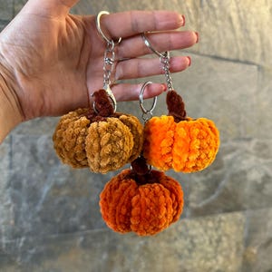 Häkelanleitung „Kürbis“ (ohne Nähen). Englische PDF-Anleitung. Kürbis-Schlüsselanhänger. Amigurumi-Kürbis. Gehäkelter Plüschkürbis. Bild 8