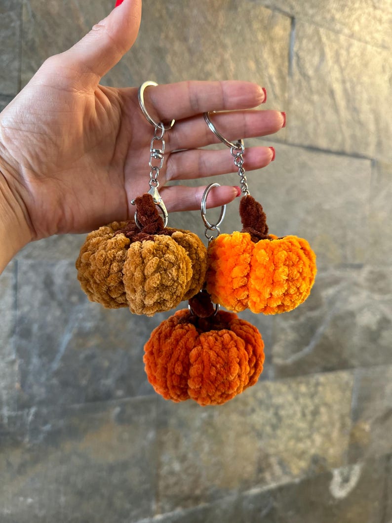 Häkelanleitung „Kürbis“ (ohne Nähen). Englische PDF-Anleitung. Kürbis-Schlüsselanhänger. Amigurumi-Kürbis. Gehäkelter Plüschkürbis. Bild 8
