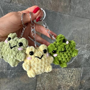 Sem costura. PADRÃO DE CROCHÊ &quot;Sapo&quot;. Padrão PDF em inglês. Chaveiro de amigurumi sapo. Chaveiro de crochê sapo. Sapo de pelúcia sapo. Chaveiro de pelúcia sapo.