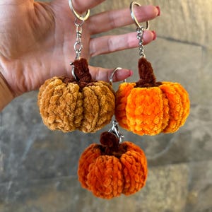 MOTIF AU CROCHET « Citrouille » sans couture. Patron PDF en anglais. Porte-clés citrouille. Citrouille amigurumi. Citrouille en peluche au crochet. Peluche citrouille.