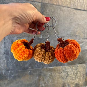 Häkelanleitung „Kürbis“ (ohne Nähen). Englische PDF-Anleitung. Kürbis-Schlüsselanhänger. Amigurumi-Kürbis. Gehäkelter Plüschkürbis. Bild 2