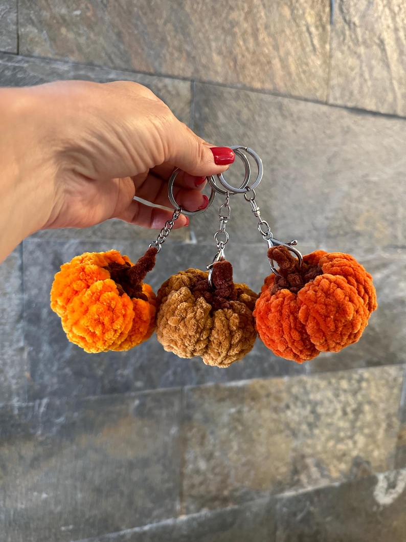 Häkelanleitung „Kürbis“ (ohne Nähen). Englische PDF-Anleitung. Kürbis-Schlüsselanhänger. Amigurumi-Kürbis. Gehäkelter Plüschkürbis. Bild 2