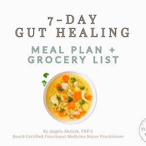 Op de afbeelding: Een witte afbeelding met de tekst "7-DAY GUT HEALING MEAL PLAN + GROCERY LIST" boven een kom soep met wortelen, noedels en peterselie. De afbeelding bevat ook de tekst "By Angela McGirk, FNP-C" en een logo.
