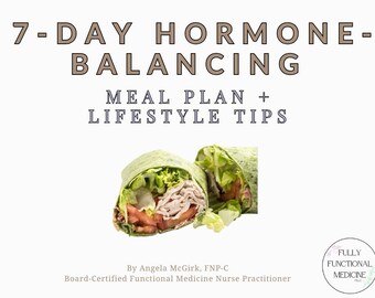 Könnte beinhalten: Das Bild zeigt einen gesunden Ernährungsplan mit dem Text "7-DAY HORMONE-BALANCING MEAL PLAN + LIFESTYLE TIPS". Gezeigt werden zwei Hälften eines Wraps, gefüllt mit Salat, Tomaten und Fleisch. Das Bild stammt von Angela McGirk, FNP-C, einer zertifizierten Fachärztin für funktionelle Medizin.