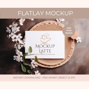 Maquette de carte 7 x 5 | Flatlay floral neutre | Carte de voeux Smart Object PSD et JPG | Papeterie bohème printanière