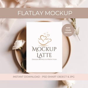 Maqueta de votos matrimoniales / Objeto inteligente PSD de 5x7 / Diseño floral plano con rosas color crema / Maqueta de tarjeta elegante y neutra para tarjetas de felicitación o invitaciones