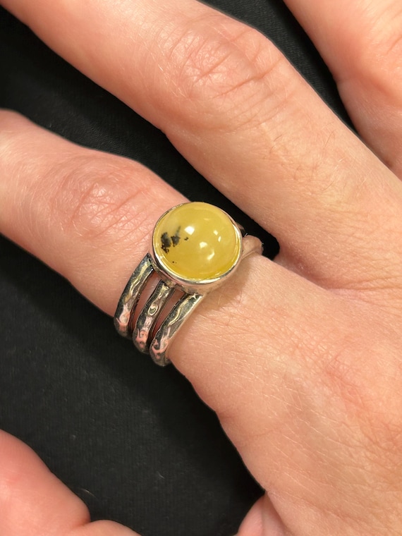 Yellow Stone Sterling Silver Hammered Band Ring. Unknown Artist Stamp.