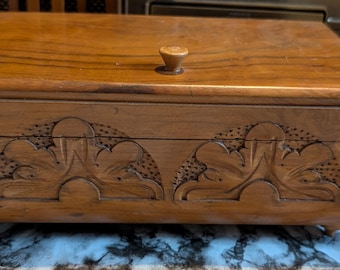 Caja musical de madera vintage para cigarrillos