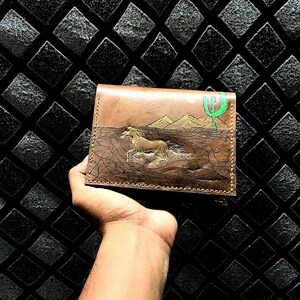 Cartera de cuero premium: plegable, cosida a mano, con porta pasaporte y ventana para identificación, billetera de viaje tallada a mano para hombre, ideal como regalo del oeste.