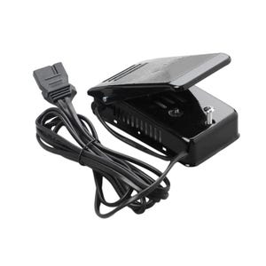 Könnte beinhalten: Ein schwarzes Fußpedal für eine Nähmaschine mit glänzender Oberfläche, bestehend aus einer klappbaren Trittplatte, einer metallischen Einstellschraube an der Basis und einem langen schwarzen Stromkabel mit einem rechteckigen zweipoligen Stecker.
