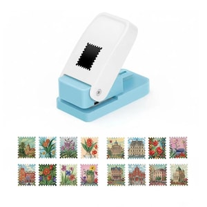 Könnte beinhalten: Ein hellblauer und weißer Bastel-Papierstanzer mit einem rechteckigen, briefmarkenförmigen Stanzmechanismus. Unter dem Stanzer befinden sich sechzehn kleine, rechteckige Papierausstanzungen mit farbigen Illustrationen von Blumen und Gebäuden.