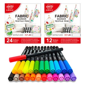 Op de afbeelding: Een set ZIBEEF textielstiften met zwarte behuizingen en gekleurde doppen. De stiften worden getoond voor twee productdozen met het label Fabric Marker Textile Pen, die respectievelijk 24 en 12 briljante kleuren weergeven.