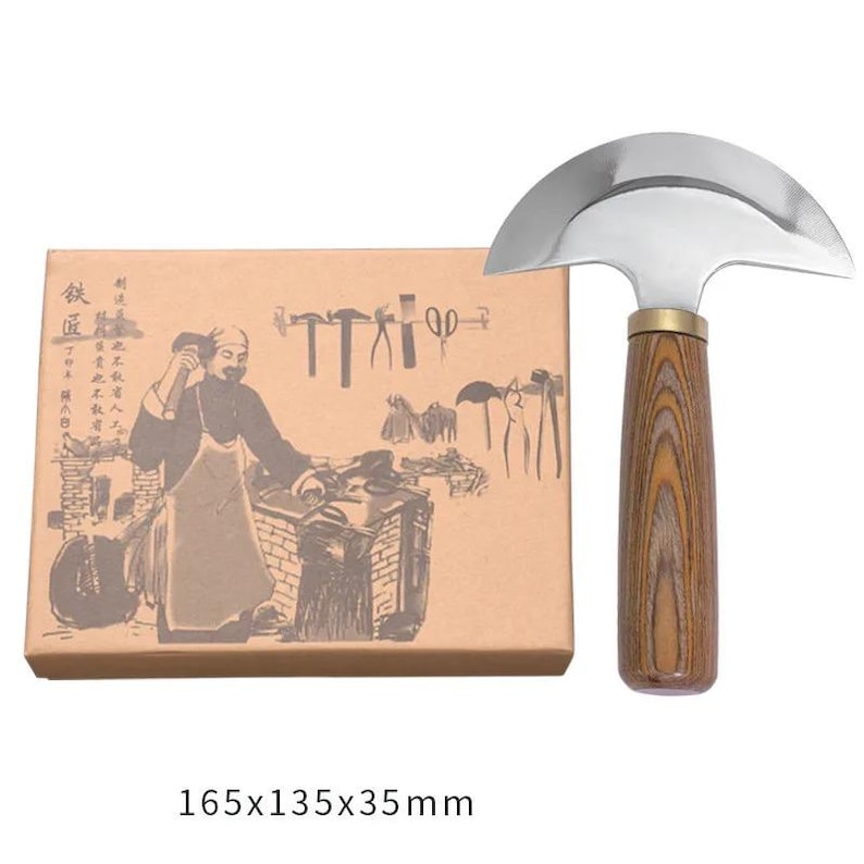 K&ouml;nnte beinhalten: Ein Metall-Lederwerkzeugmesser mit gebogener Klinge und Holzgriff. Das Messer wird neben einer Pappschachtel mit Werkzeugillustrationen und einem Handwerker gezeigt. Die Box misst 16,5 x 13,5 x 3,5 cm.