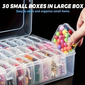 Puede incluir: Un organizador de almacenamiento de plástico transparente que contiene 30 cajas pequeñas individuales dentro de un contenedor grande. El texto 30 SMALL BOXES IN LARGE BOX y Easy to store and organize small items es visible. Las cajas tienen cuentas.