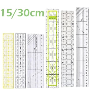 Puede incluir: Un conjunto de seis reglas de patchwork de acrílico transparente con marcas de cuadrícula negras y amarillas. Las reglas presentan medidas impresas en centímetros, algunas etiquetadas como 15cm o 30cm. El texto Patchwork Ruler y Quilting Ruler es visible.