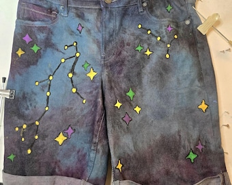 Tie-dye denim short | Maat 8 | Twisty | Ontwerp van de kosmische ruimte