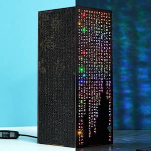 Lámpara de código de letras EXCLUSIVA: luz nocturna LED ciberpunk con jeroglíficos futuristas y matemáticas, el regalo perfecto de decoración de escritorio de ciencia ficción para él.