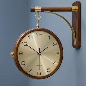 Dubbelsidig väggklocka | Valnötsträ och mässing, tyst kvarts