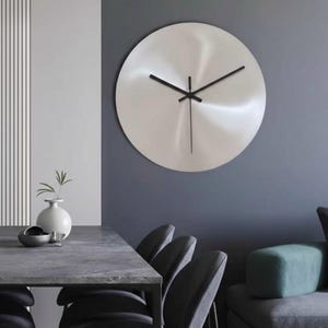 Väggklocka i borstad silvermetall | Tyst, modern heminredning