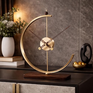 Nowoczesny zegar biurkowy z mosiądzu i orzecha włoskiego, minimalistyczny zegarek stołowy w kształcie półksiężyca