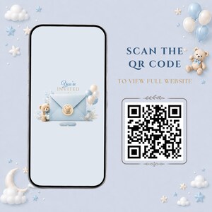Może przedstawiać: Smartfon wyświetlający cyfrowe zaproszenie z jasnoniebieską kopertą, misiem i balonami. Obok telefonu znajduje się kwadratowy kod QR z tekstem SCAN THE QR CODE TO VIEW FULL WEBSITE. Tło zawiera jasnoniebieskie chmury, gwiazdy i p&oacute;łksiężyc.
