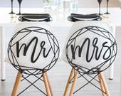 La chaise de mariage moderne signe un style géométrique pour les chaises de mariage de la mariée et du marié, ensemble de signes suspendus de calligraphie minimaliste (article - MOC210)