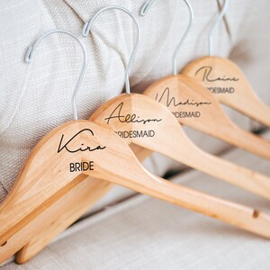 Brautjungfer Kleiderbügel Personalisierte Hochzeit Kleiderbügel mit Name für Braut und Brautjungfer Hochzeit Brautjungfer Geschenke Kleiderbügel für Hochzeitskleid HNG322