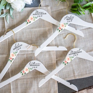 Perchas para damas de honor, perchas para bodas con nombres y títulos para novias y damas de honor, regalo con nombre para vestido de novia, floral personalizado (HFL249)
