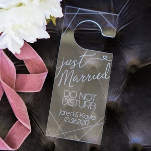 Personalisierter Hochzeits-Türhänger, Flitterwochen oder Hochzeitsnacht Geschenk Acrylhochzeitsschild, gerade verheiratet Türhänger aus klarem Acryl (CDH250)