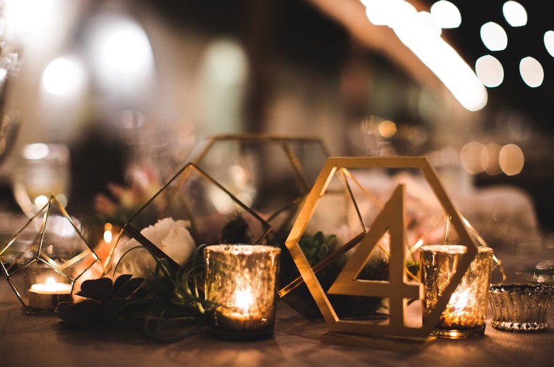 Numéros de table géométriques de mariage mariage, numéros de table hexagonaux découpés au laser en bois décor de mariage, décor de table de pièce maîtresse Boho GTN200 image 1