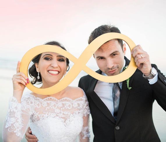 Décoration de voiture mariage coeurs, chapeau et voile thème fuchsia