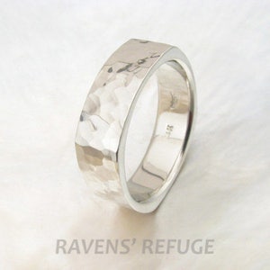 Op de afbeelding: Een zilveren gehammerde bandring met een gladde, gepolijste binnenkant. De ring is ongeveer 6 mm breed.