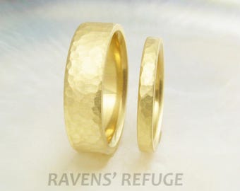 set of 18k gold hammered wedding bands / wedding rings, comfort fit