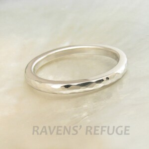 handmade wedding band 2mm hammered platinum ring, comfort fit 画像 4