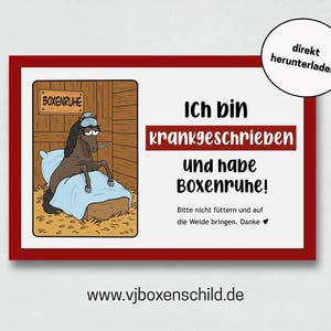 Könnte beinhalten: Ein Cartoon-Pferd in einem Stall mit einem Schild, auf dem "Boxenruhe" steht, liegt krank im Bett mit einem Thermometer und einer Kühlkompresse. Der Text lautet "Ich bin krankgeschrieben und habe Boxenruhe! Bitte nicht füttern und auf die Weide bringen. Danke." und "www.vjboxenschild.de".