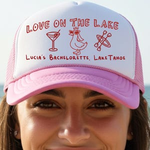 Addio al nubilato sul lago Love on the Lake, cappelli da camionista per addio al nubilato sul lago, cappellino da regalo per addio al nubilato sul lago Love on the Lake, bomboniere per feste di addio al nubilato sul lago, cappello da camionista in schiuma